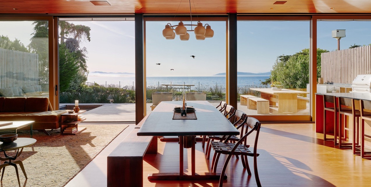 Μια bohemian ξύλινη κατοικία στην California γίνεται «ένα» με το καλοκαιρινό σκηνικό μέσα από το design της