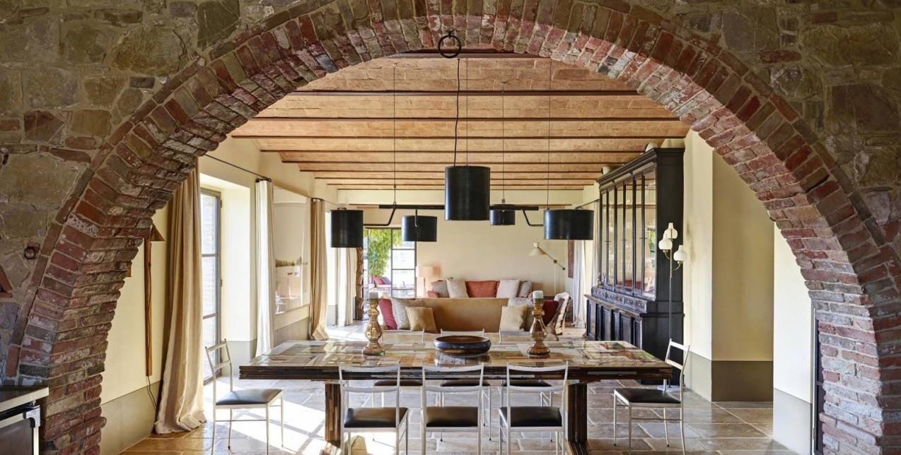Πώς ένα πέτρινο farmhouse στην Tuscany μετατράπηκε σε ένα ultra modern περιβάλλον με υπέροχη θέα