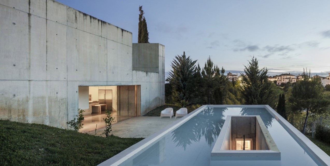 Μια μινιμαλιστική κατοικία στην Ισπανία ξεχωρίζει για το design της & τη μοναδική θέα που προσφέρει
