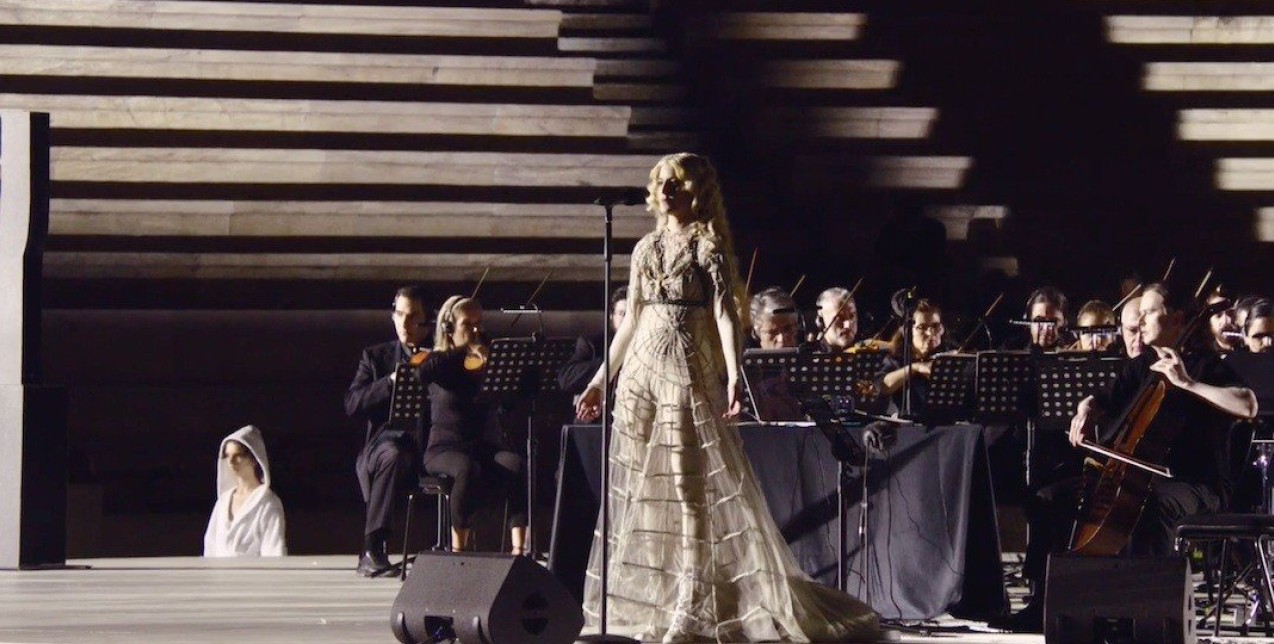 Ιωάννα Γκίκα: Ποια είναι η τραγουδίστρια που μάγεψε με τη φωνή της στο show του Dior στην Αθήνα;