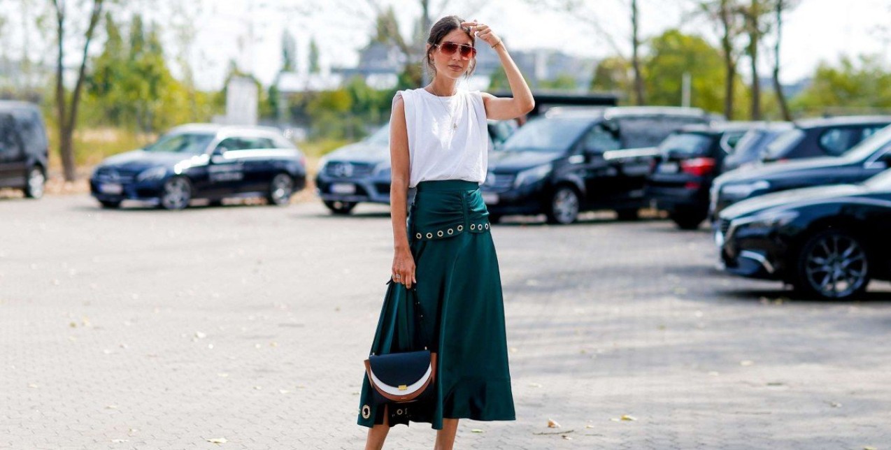 Midi skirt: Πώς θα συνδυάσετε το super trendy σχέδιο του καλοκαιριού 