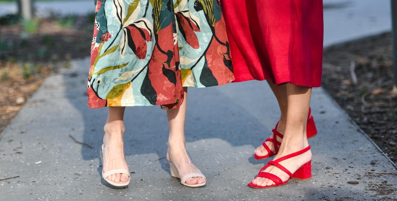 Dress to Impress: Τα σανδάλια που ταιριάζουν τέλεια με τα καλοκαιρινά φορέματα 