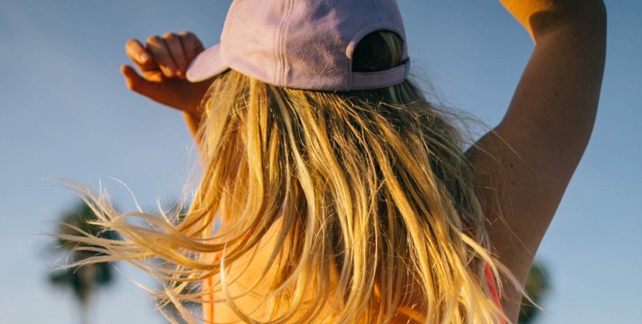 Έχετε μαλλιά αφυδατωμένα από τη θάλασσα; Αυτά τα σαμπουάν είναι game changers 