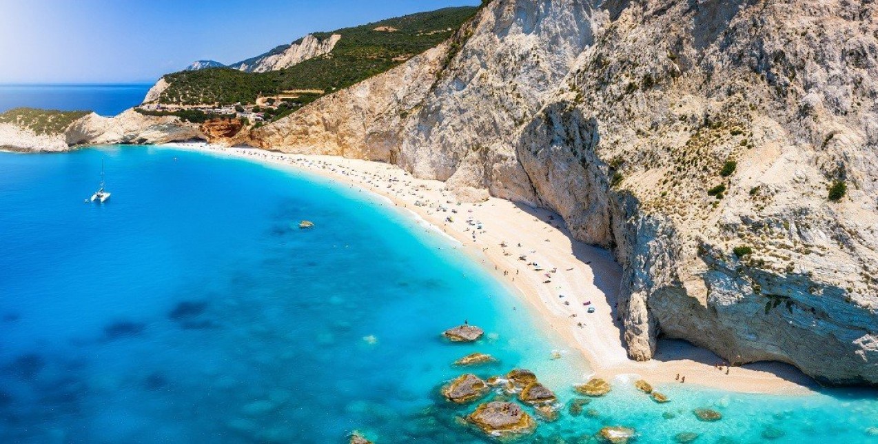 5 ειδυλλιακές παραλίες με βότσαλα στην Ελλάδα για όσους αγαπούν την «άγρια» ομορφιά