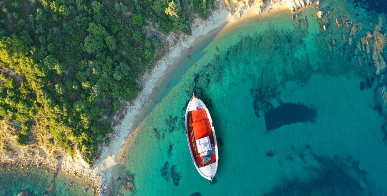 Σκιάθος: To πιο κοσμοπολίτικο νησί των Σποράδων έχει γίνει πόλος έλξης για A-list επισκέπτες 