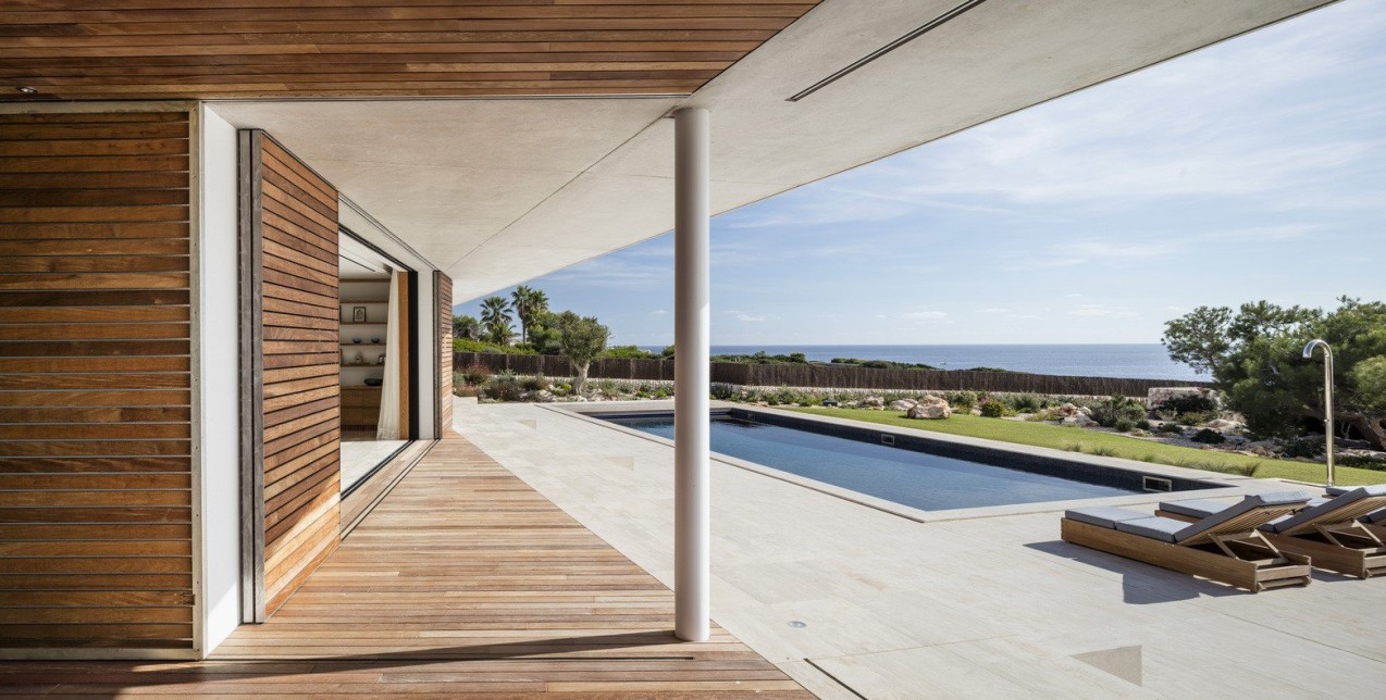 Μια μινιμαλιστική κατοικία στη Μινόρκα της Ισπανίας εναρμονίζεται με τη φύση & παραδίδει μαθήματα εκλεπτυσμένου design