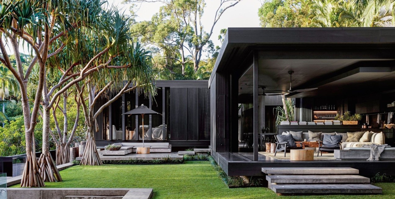 Μια by the beach κατοικία στη Noosa της Αυστραλίας ξεχωρίζει για τον μοντέρνο σχεδιασμό της