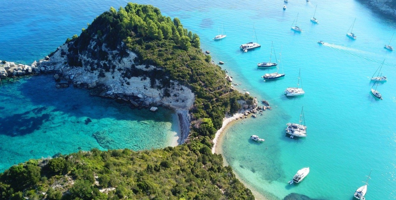 Island hopping: 5 ονειρικές παραλίες των Επτανήσων για να «χαθείτε» στα νερά τους 