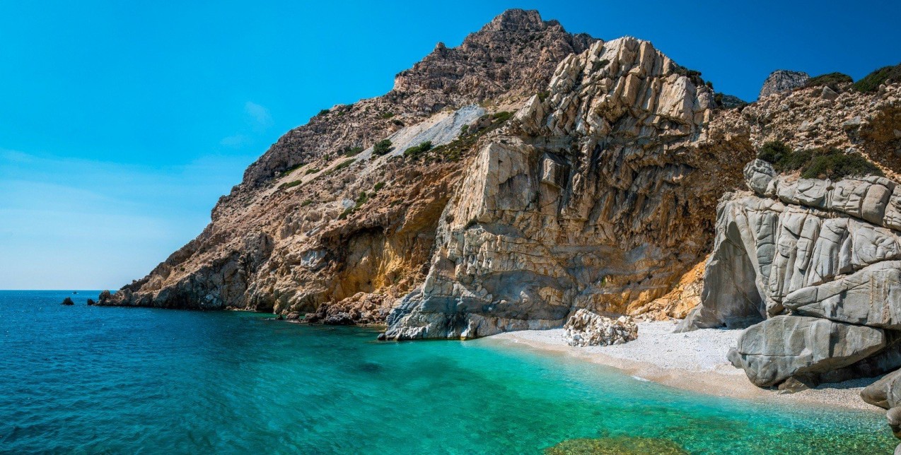 Solo travelling: Οι top 5 καλοκαιρινοί προορισμοί στην Ελλάδα για να ταξιδέψετε μόνοι σας