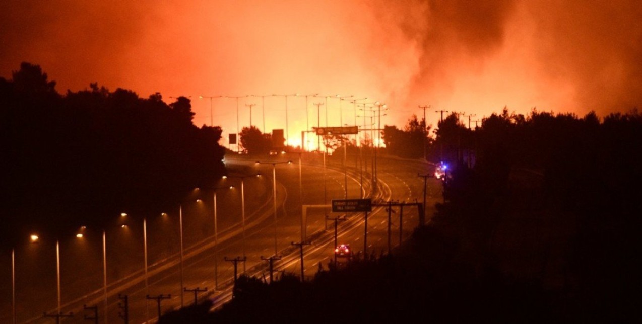 Pray for Greece: Η Ελλάδα αντιμέτωπη με καταστροφικές πυρκαγιές 