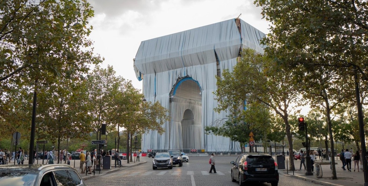 Arc de Triomphe: Το θρυλικό μνημείο του Παρισιού «ντύνεται» με μια δημιουργία του καλλιτέχνη Christo