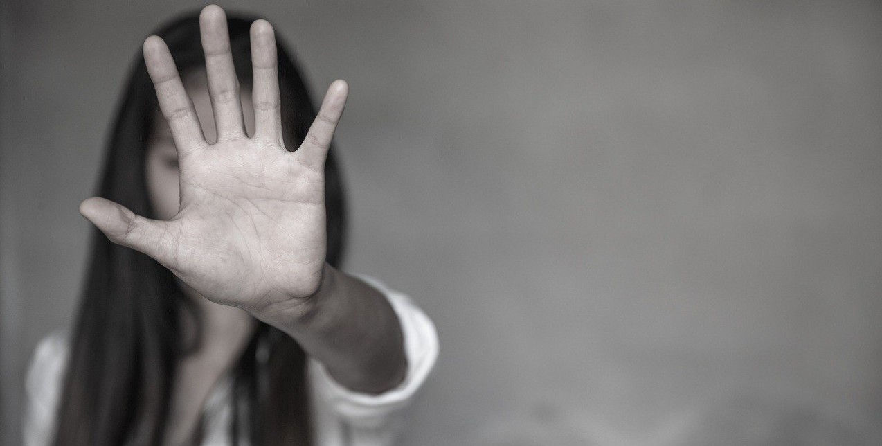 Παγκόσμια Ημέρα Εξάλειψης της Βίας κατά των Γυναικών: Πώς μπορεί ένας και μόνο αριθμός να «τσακίσει» κόκκαλα 