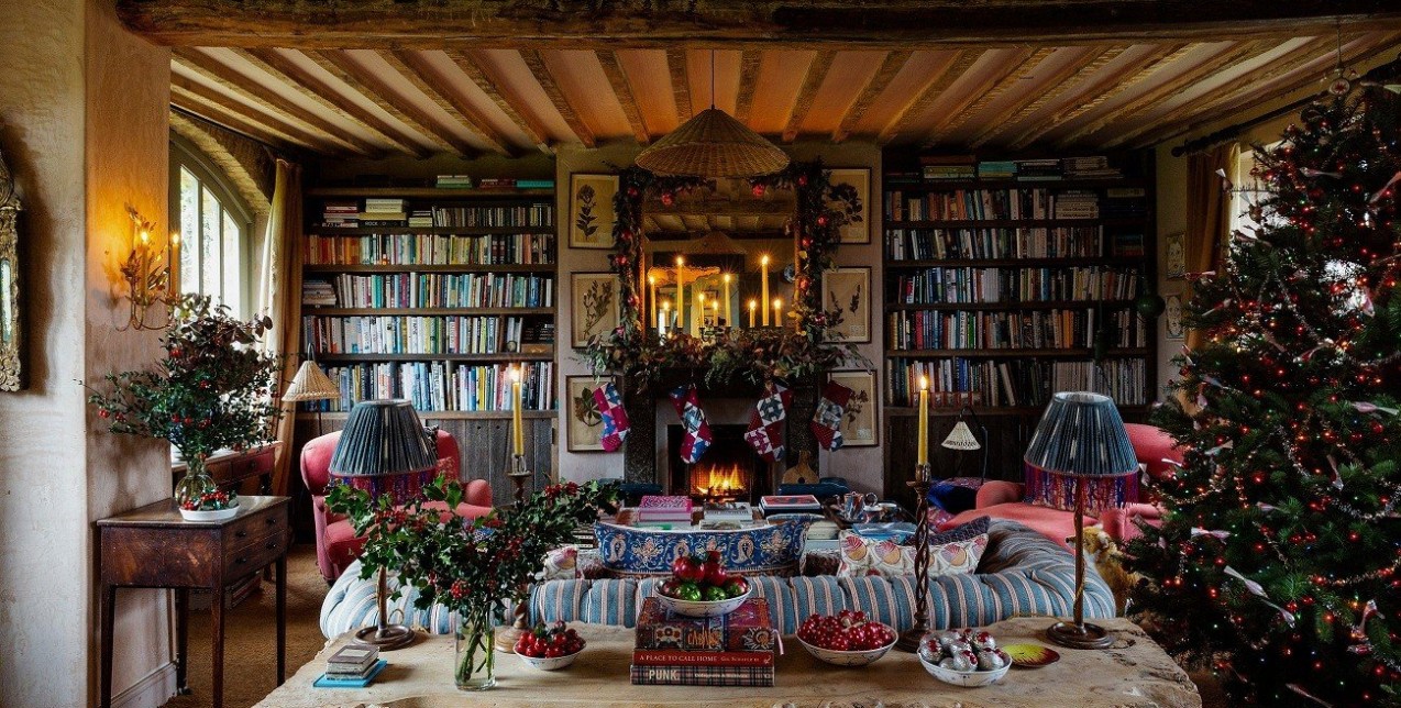 Πώς η Amanda Brooks στόλισε για τα Χριστούγεννα το farmhouse της στην Αγγλία
