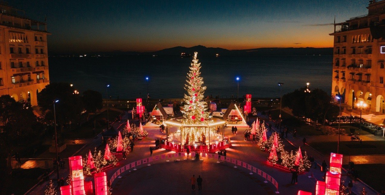 Η Θεσσαλονίκη «φοράει» τα γιορτινά της: Αποκλειστικές φωτογραφίες από τη φωταγώγηση του δέντρου στην Αριστοτέλους