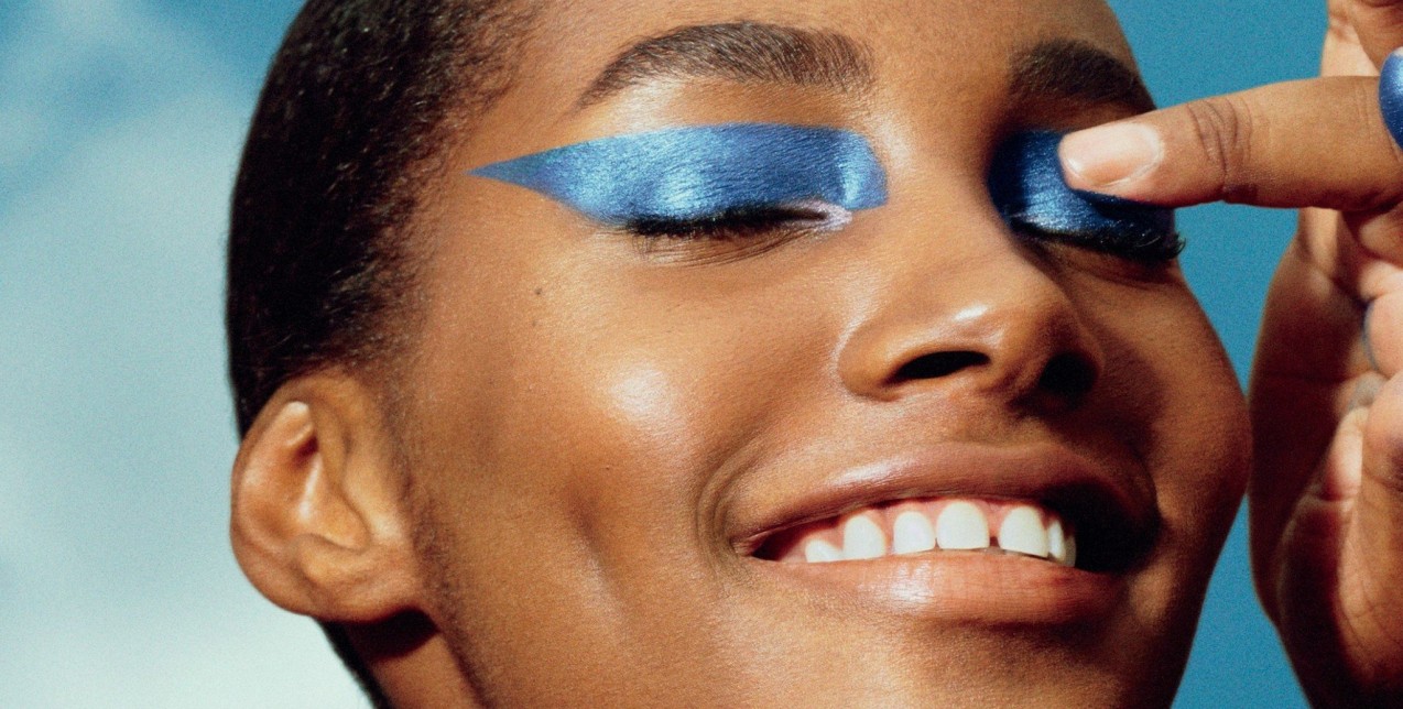 Out of the blue: Πώς να υιοθετήσετε το μπλε στο μακιγιάζ σας 