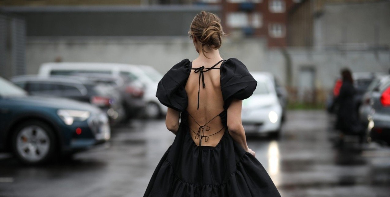 13 μαύρα φορέματα ιδανικά για τη μεταβατική περίοδο 