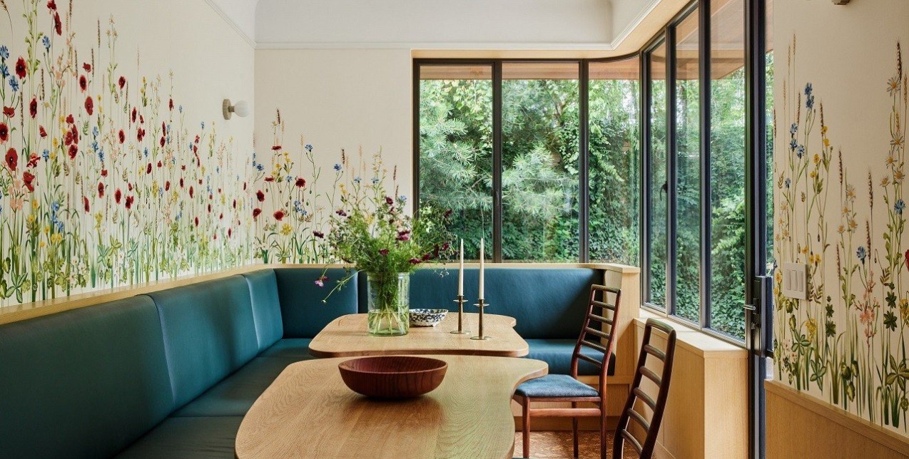 Μια floral κατοικία στο Brooklyn εξυμνεί τα χρώματα και την αισιοδοξία της άνοιξης