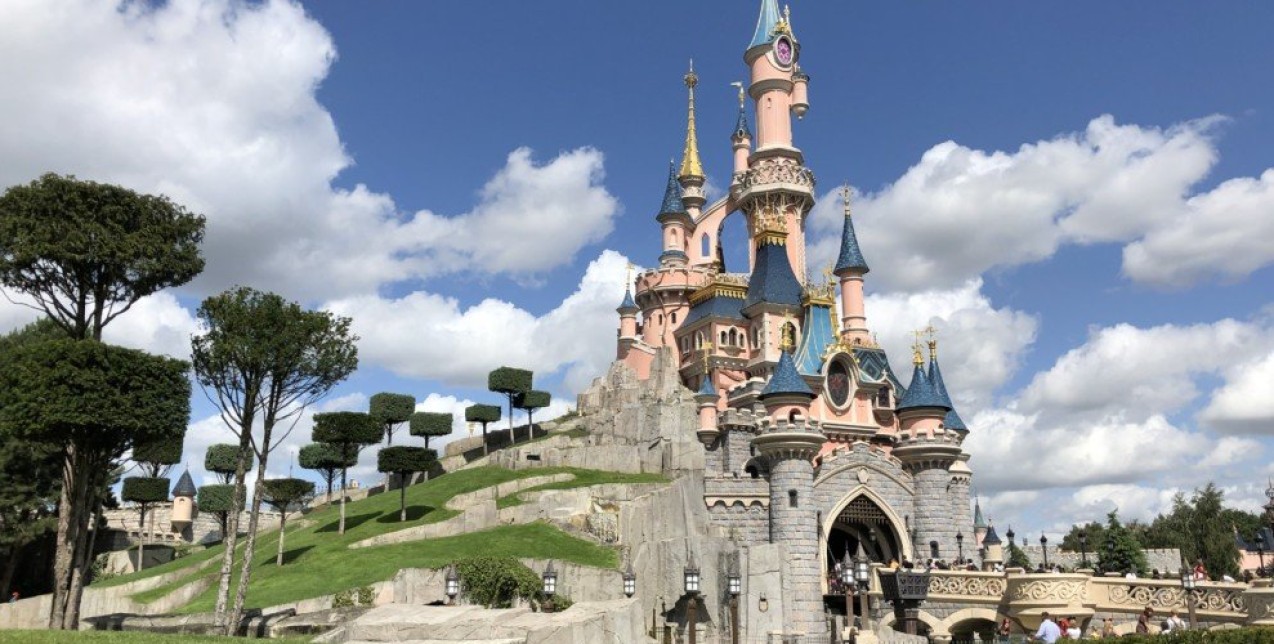 30 χρόνια Disneyland: Το iconic Sleeping Beauty castle αναδιαμορφώνεται παράλληλα με την αποκατάσταση της Παναγίας των Παρισίων