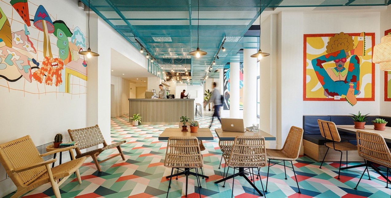 Ένα νέο ξενοδοχείο στη Φλωρεντία μετατρέπεται σε έναν playful παράδεισο γεμάτο χρώματα