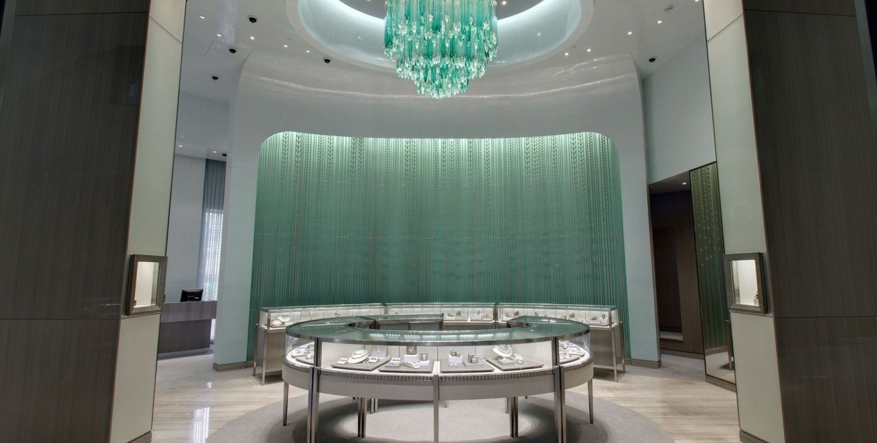 Μια νέα έκθεση στο Λονδίνο μάς βάζει στον κόσμο του οίκου Tiffany & Co. ξετυλίγοντας την ιστορία του
