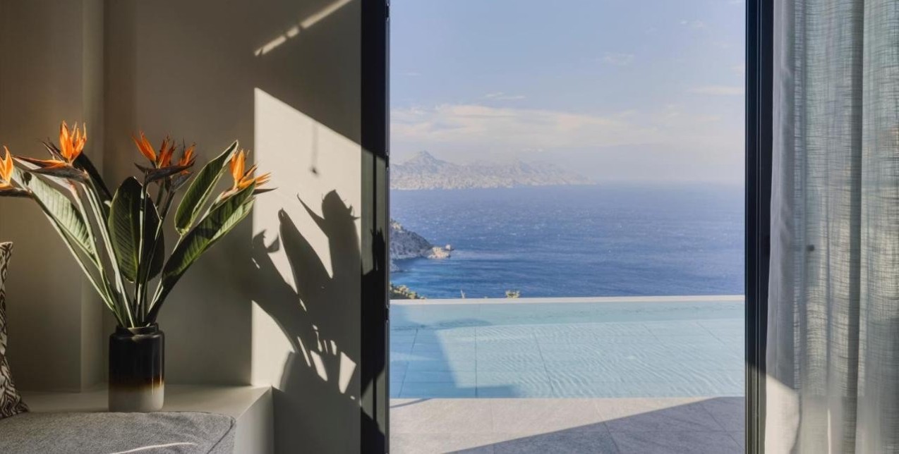 Ένα νέο ξενοδοχείο στην Κάρπαθο συνδυάζει τον μοντερνισμό με την ομορφιά του τόπου