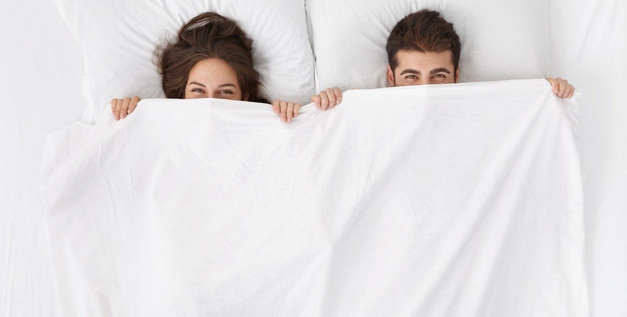 Ζευγάρια και ύπνος: Τι αποκαλύπτει ο τρόπος που κοιμάστε για τη σχέση σας;