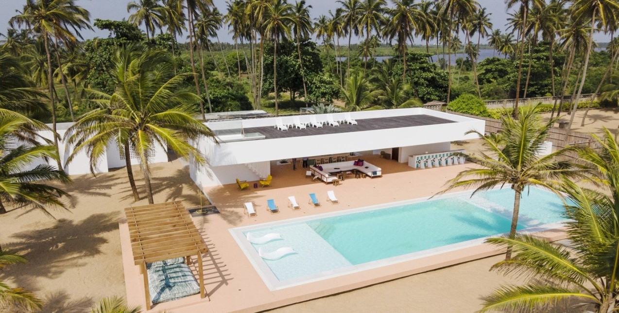Ένα σαγηνευτικό vacation house σε μια τροπική τοποθεσία θυμίζει πολυτελές pool bar