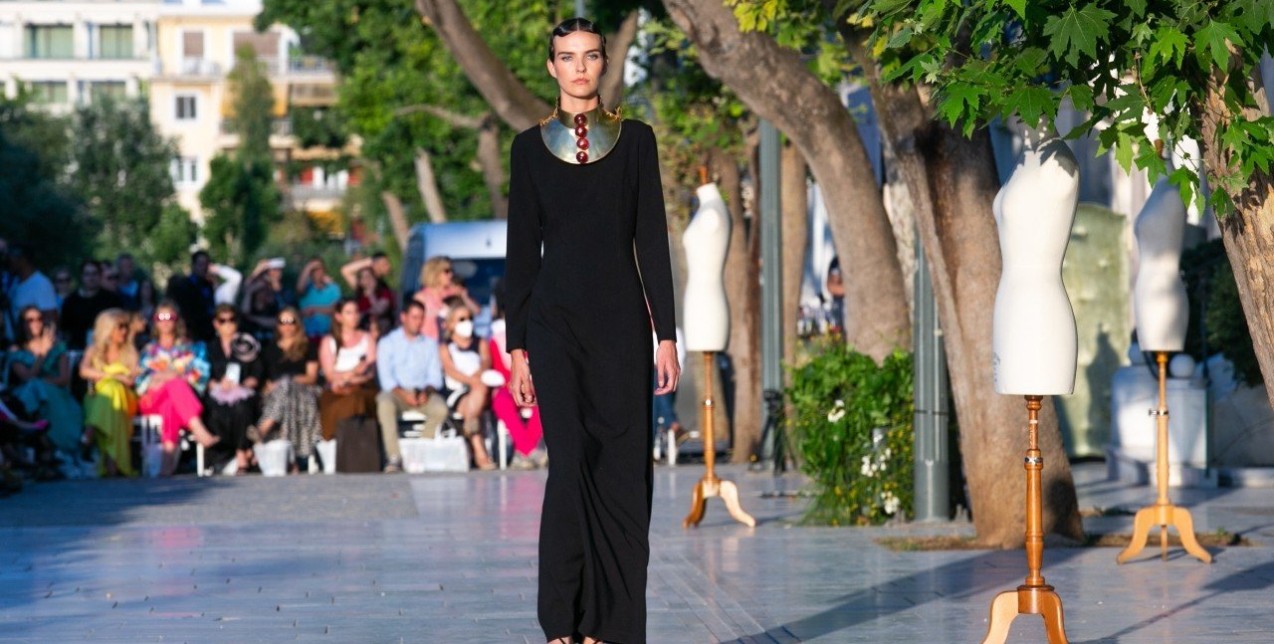 O Vassilis Zoulias μετέτρεψε τη Διονυσίου Αρεοπαγίτου σε catwalk για τη νέα haute couture F/W 22-23 συλλογή του 