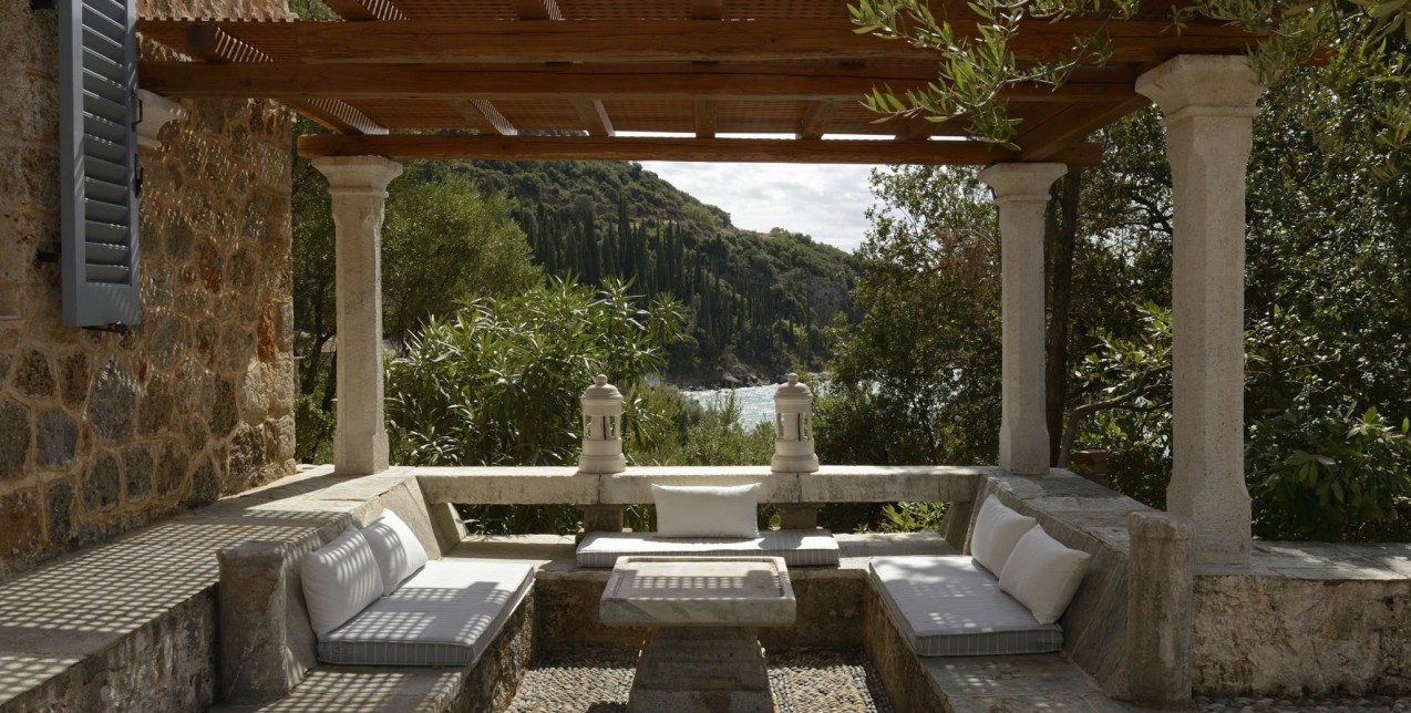 Το πέτρινο σπίτι του συγγραφέα Patrick Leigh Fermor στην Καρδαμύλη είναι το όνειρο κάθε design lover 