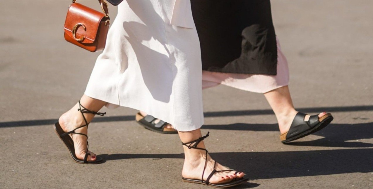Τα flat sandals που θα σας βγάλουν ασπροπρόσωπες το καλοκαίρι