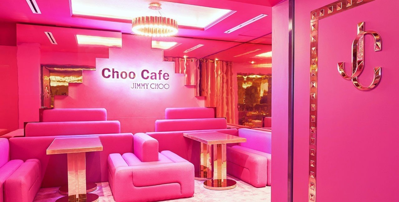 Το νέο pop-up café του οίκου Jimmy Choo στο Harrods είναι μια ροζ όαση