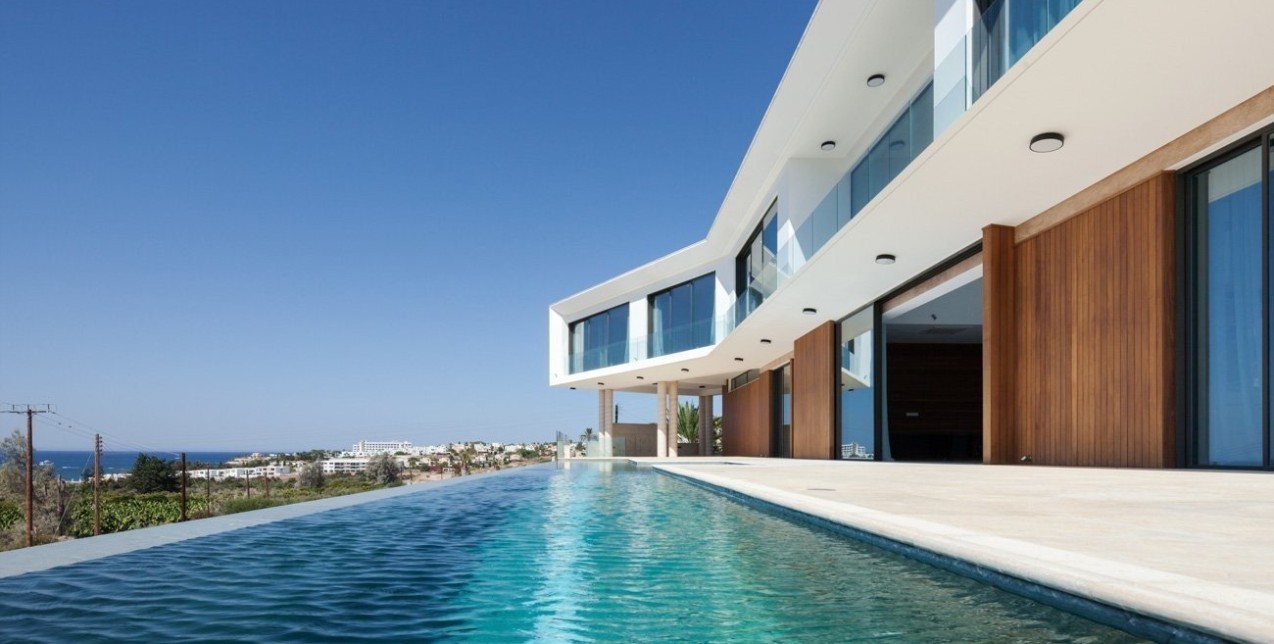 Μια θεσπέσια κατοικία στην Πάφο της Κύπρου «υποκλίνεται» στον μοντέρνο σχεδιασμό