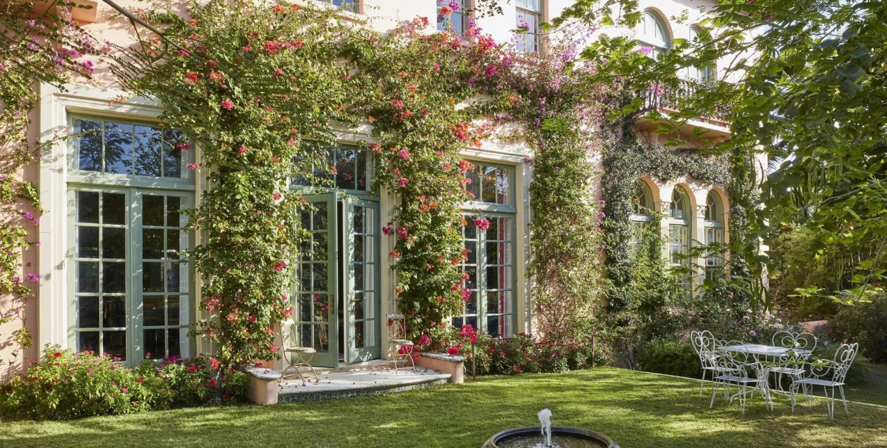Μια ρομαντική κατοικία στη Florida θυμίζει παλάτι «πλημμυρισμένο» από λουλούδια