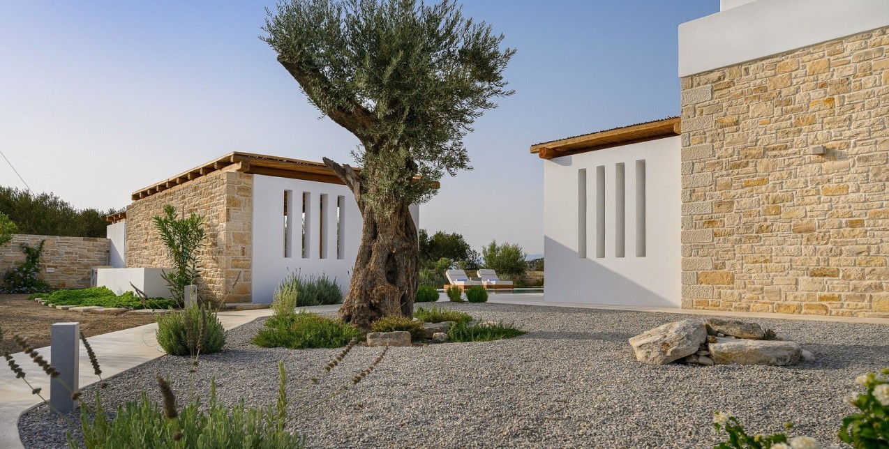 H Villa Chelona κτίστηκε μέσα στους ελαιώνες της Νότιας Κρήτης έτσι ώστε να βλέπει ανεμπόδιστα τον Ψηλορείτη