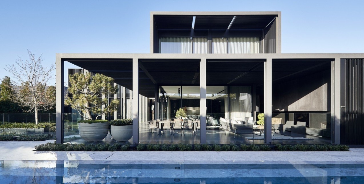 Μια μοντέρνα κατοικία στη Μελβούρνη ξεχωρίζει για το εκπληκτικό outdoor σκηνικό της