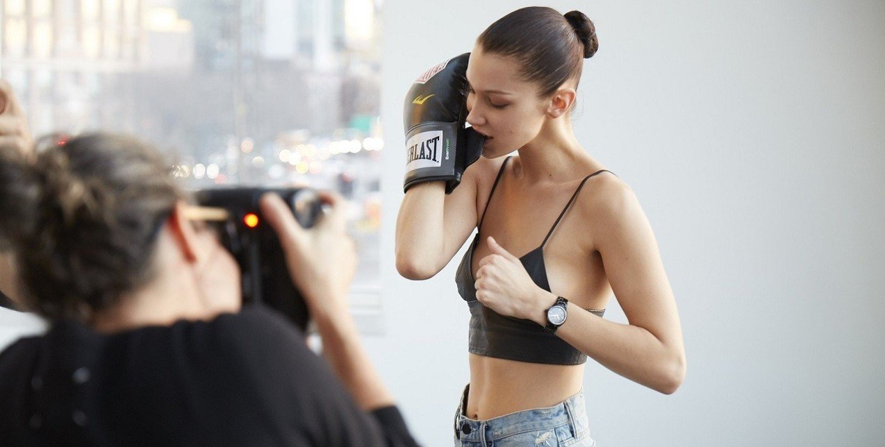 Δείτε το πρώτο ρολόι που σχεδίασε η Bella Hadid για την Tag Heuer 