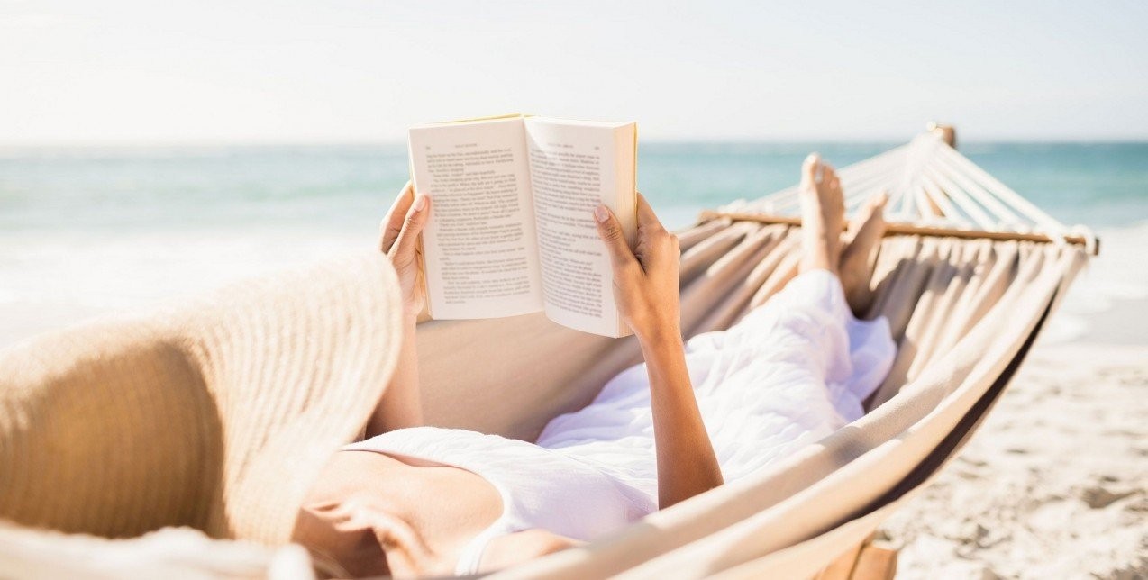 Book Lovers: 8 μοναδικές προτάσεις για τις διακοπές σας