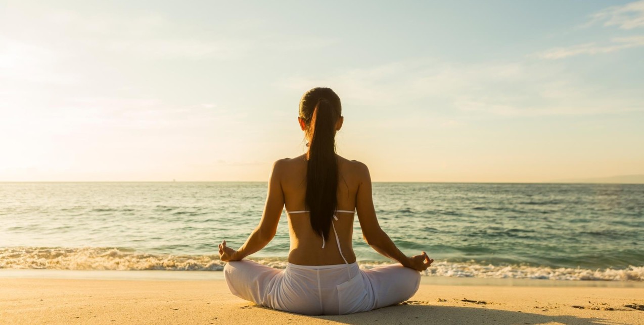 Morning Beach Meditation: 5 απλές ασκήσεις για το πιο ήρεμο ξύπνημα στις διακοπές μας