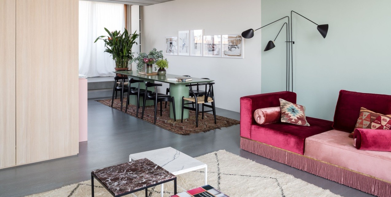 Ένα γοητευτικό μπουκέτο αντιπαραθέσεων στο διαμέρισμα της interior designer, Ester Bruzkus, στο Βερολίνο