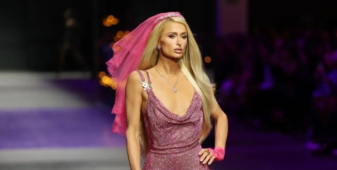 Εβδομάδα Μόδας στο Μιλάνο: Η Paris Hilton έκλεισε το show του Versace 