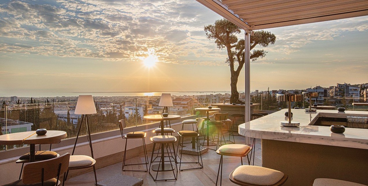 Dine & Wine: Tο νέο place-to-be της Θεσσαλονίκης έχει πανοραμική θέα που κόβει την ανάσα