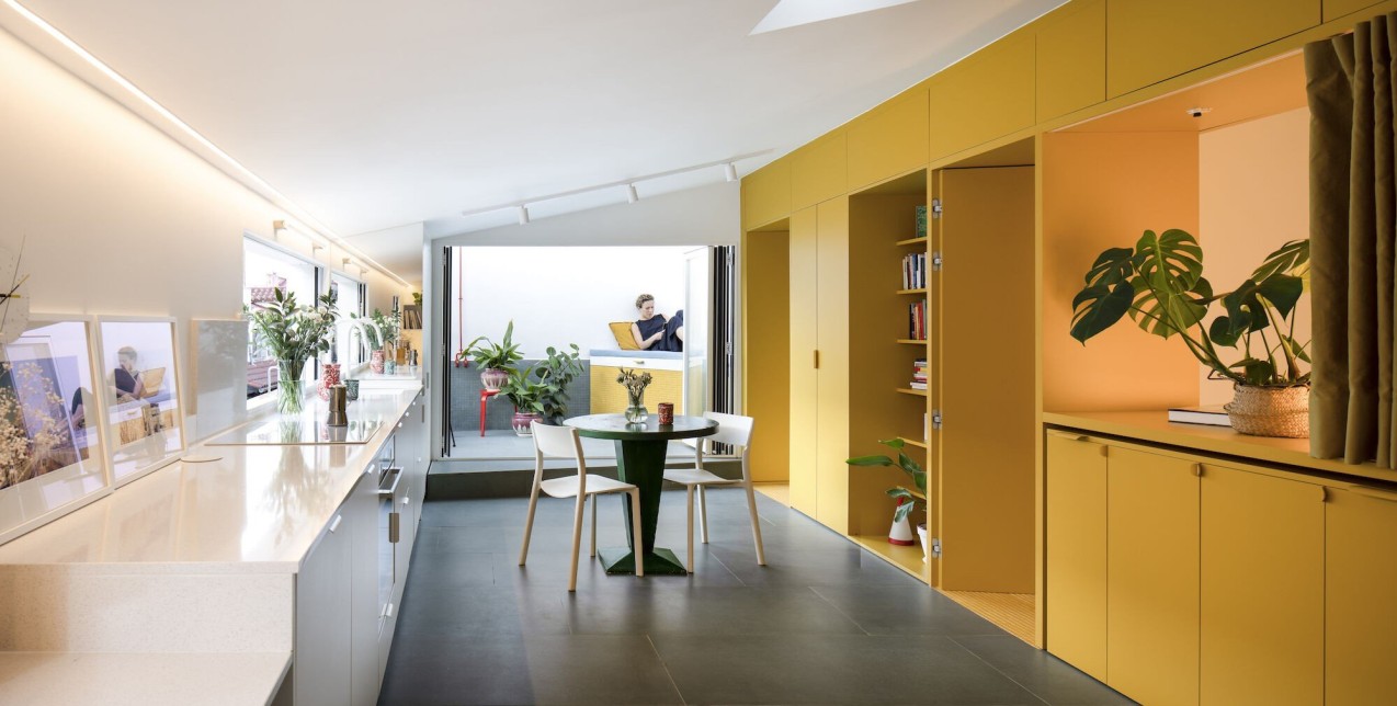 Ένα μόλις 47 τ.μ. διαμέρισμα που αποπνέει τη χαρά της ζωής, μια όαση αισιοδοξίας στο κέντρο της Mαδρίτης 