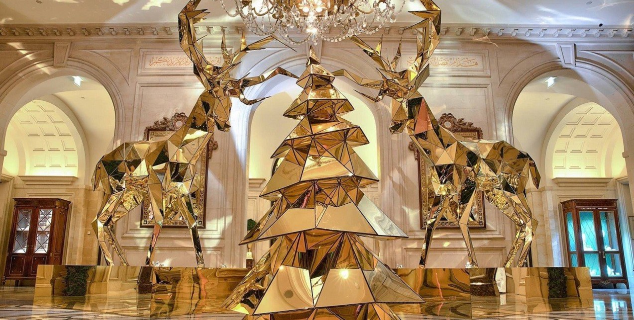 Τα πιο iconic χριστουγεννιάτικα δέντρα στα πολυτελή ξενοδοχεία του κόσμου