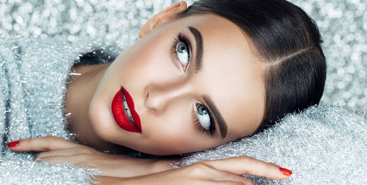 New Year's Eve makeup: Οι γιορτινές ιδέες που θα μας χαρίσουν το ιδανικό glamorous look
