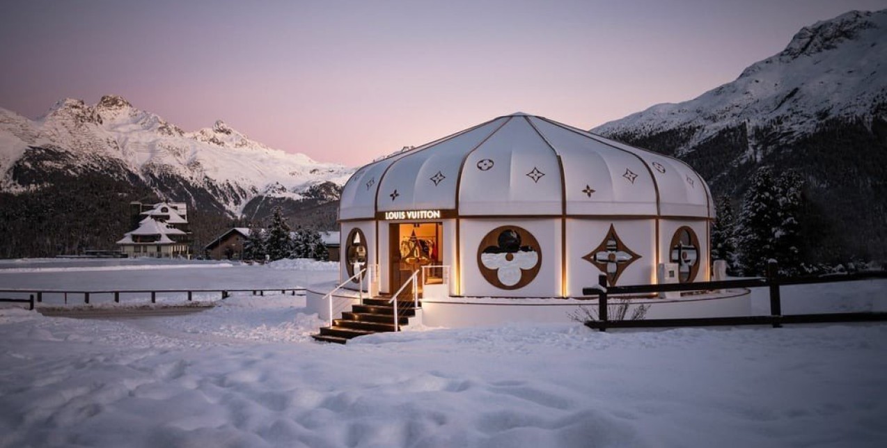  Louis Vuitton at St. Moritz: Μαγευτήκαμε από το ατμοσφαιρικό σκηνικό του winter pop-up του οίκου 