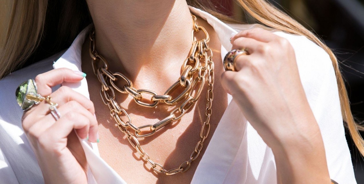 5 stylish τρόποι για να φορέσετε τις χρυσές αλυσίδες στον λαιμό 