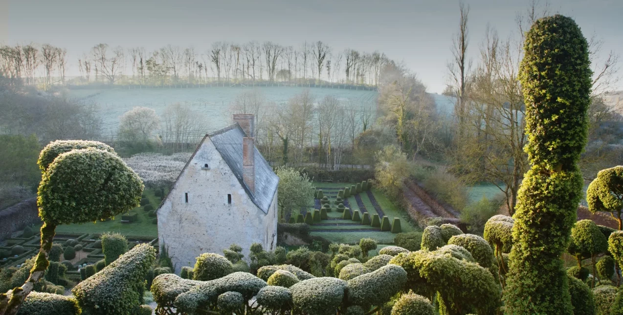 Μαγευτείτε από την απαράμιλλη θέα ενός κήπου με μεσαιωνική έμπνευση στη Γαλλία