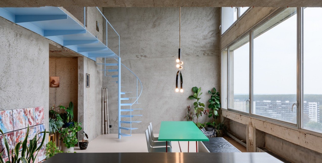 Ένα urban διώροφο διαμέρισμα που μοιάζει με σχεδιαστικό όνειρο 