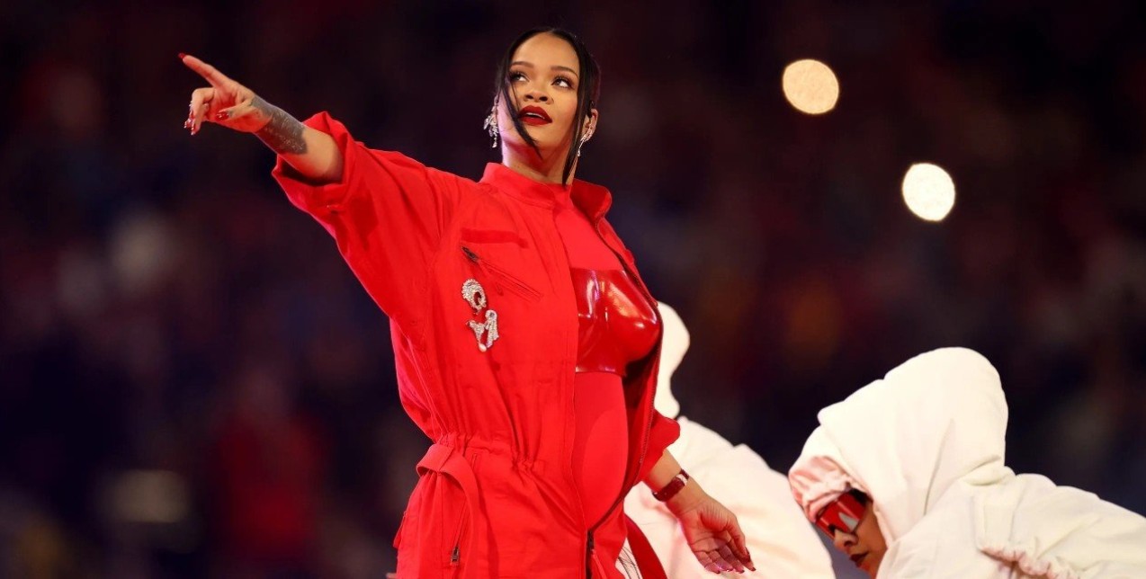 Rihanna: Η iconic εμφάνιση στο Halftime Show του Super Bowl και η δεύτερη εγκυμοσύνη!