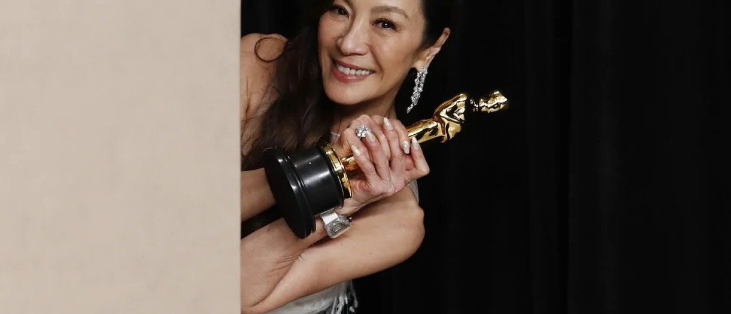 Do it like Michelle Yeoh: Αυτά είναι τα beauty secrets της ηθοποιού που μαγνήτισε τα βλέμματα στα Oscars